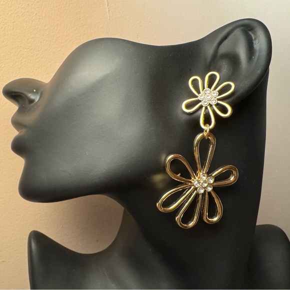 Jewelry - Gold Flower Drop Earrings